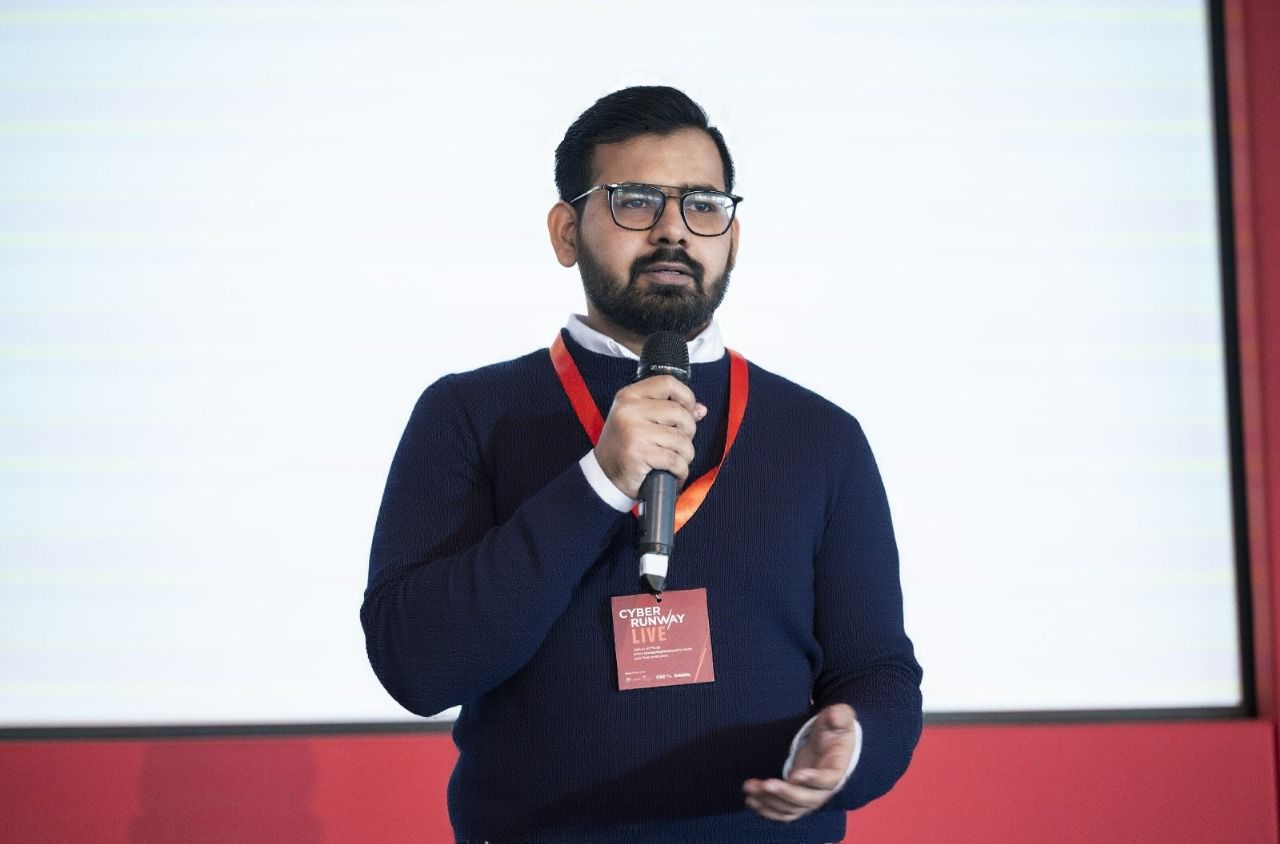 Rizwan Saleem doing a business pitch at Cyber Runway Manchester